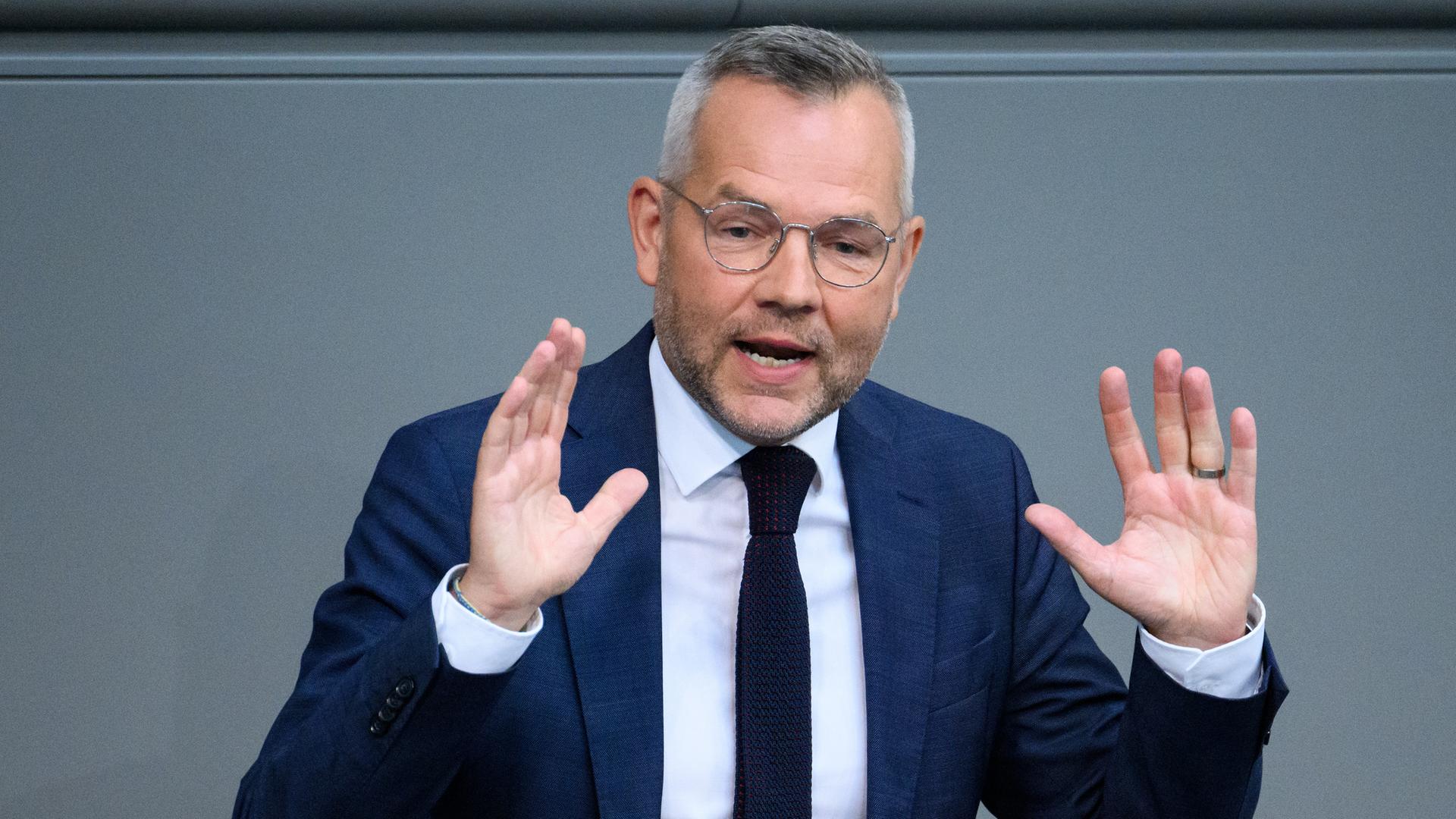 Michael Roth (SPD) spricht bei der Plenarsitzung im Deutschen Bundestag. Hauptthemen der 48. Sitzung der 20. Legislaturperiode sind die Abstimmung über den Nato-Beitritt von Schweden und Finnland, die Bundeswehr-Einsätze im Kosovo und in Bosnien-Herzegowina sowie der Einsetzung einer Enquete-Kommission zum Afghanistan-Einsatz. Michael Roth (SPD) spricht bei der Plenarsitzung im Deutschen Bundestag. Hauptthemen der 48. Sitzung der 20. Legislaturperiode sind die Abstimmung über den Nato-Beitritt von Schweden und Finnland, die Bundeswehr-Einsätze im Kosovo und in Bosnien-Herzegowina sowie der Einsetzung einer Enquete-Kommission zum Afghanistan-Einsatz.