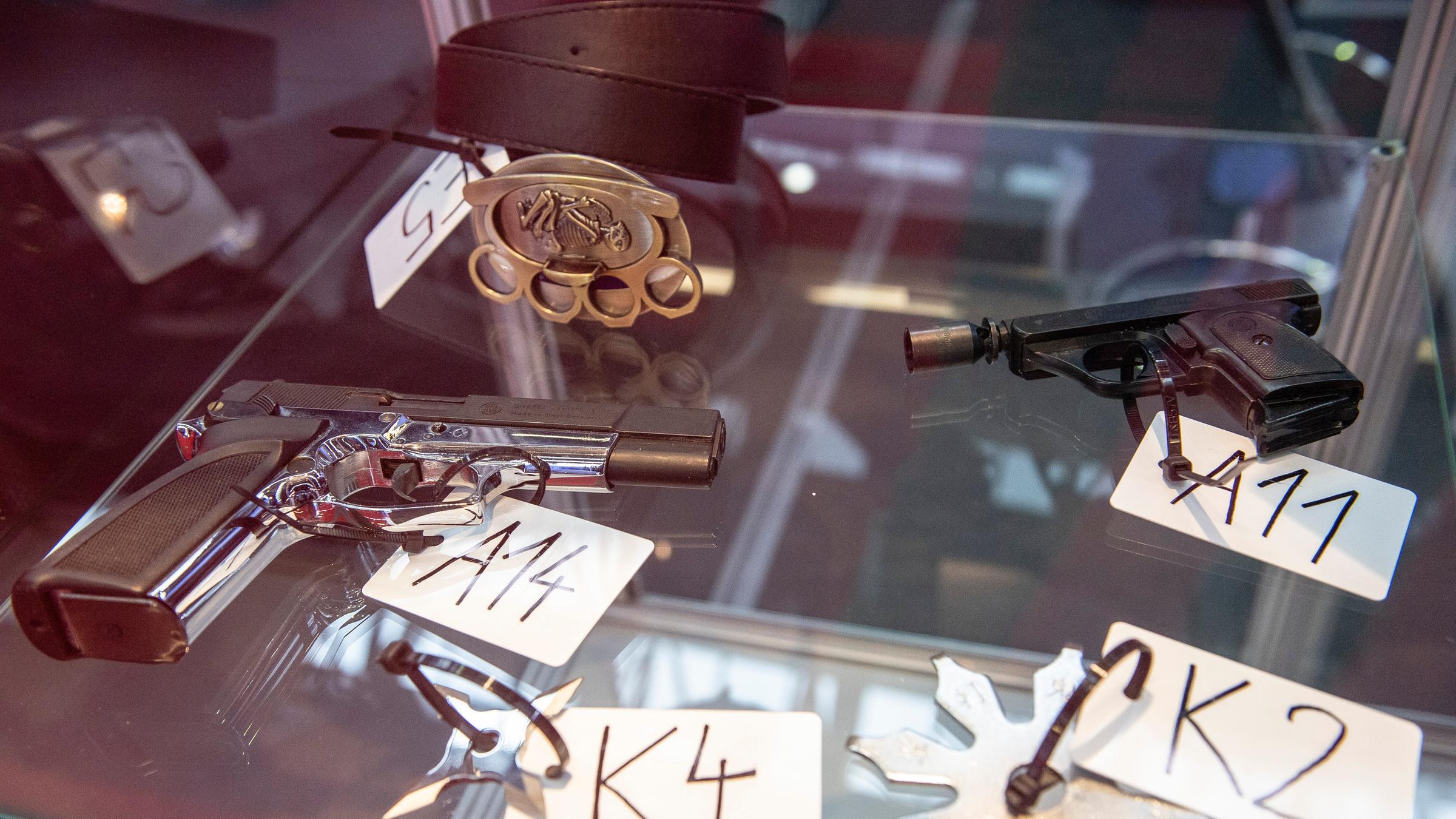 Diverse beschlagnahmte Waffen in einer Vitrine des Zolls Berlin