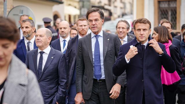 Bundeskanzler Olaf Scholz (vl, SPD), Mark Rutte, Ministerpräsident der Niederlande, und Frankreichs Präsident Emmanuel Macron, spazieren nach einem gemeinsamen Treffen am Rande des informellen EU-Gipfels zur Prager Burg. 