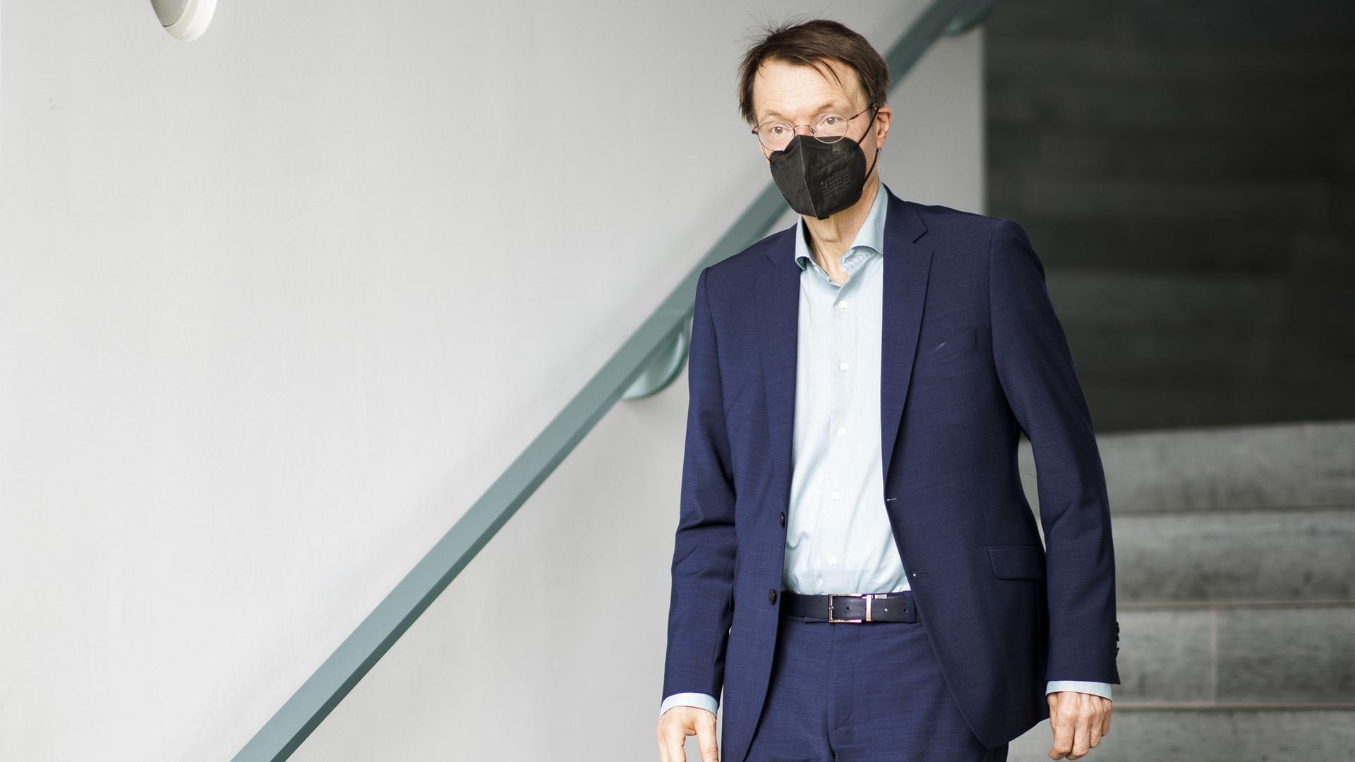Gesundheitsministerkonferenz - Lauterbach: Maskenpflicht soll bei angespannter Lage in Innenräumen die Regel sein