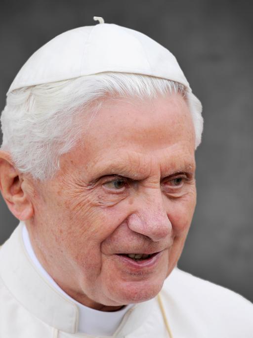 Ein Bild zeigt den emeritierten Papst Benedikt XVI.