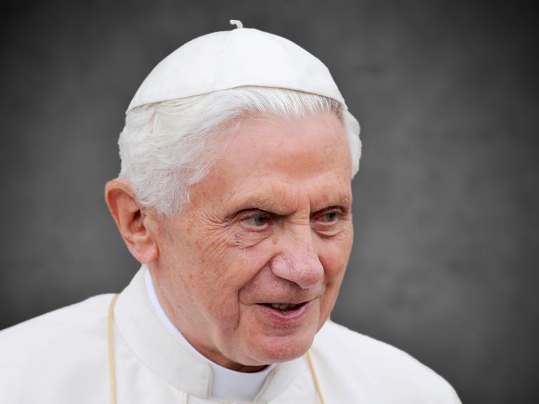 Ein Bild zeigt den emeritierten Papst Benedikt XVI.