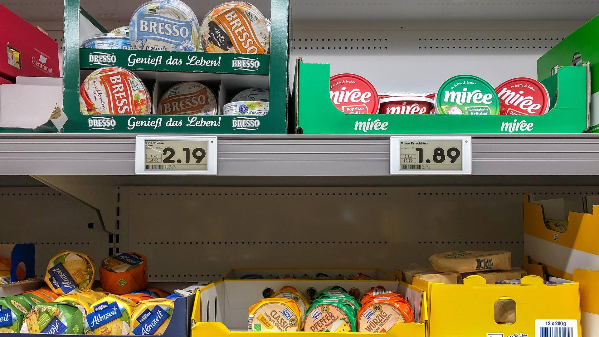 In einem Supermarkt-Regal sind Käse. Die Preise für die Waren sind hoch. In einem Supermarkt-Regal sind Käse. Die Preise für die Waren sind hoch.