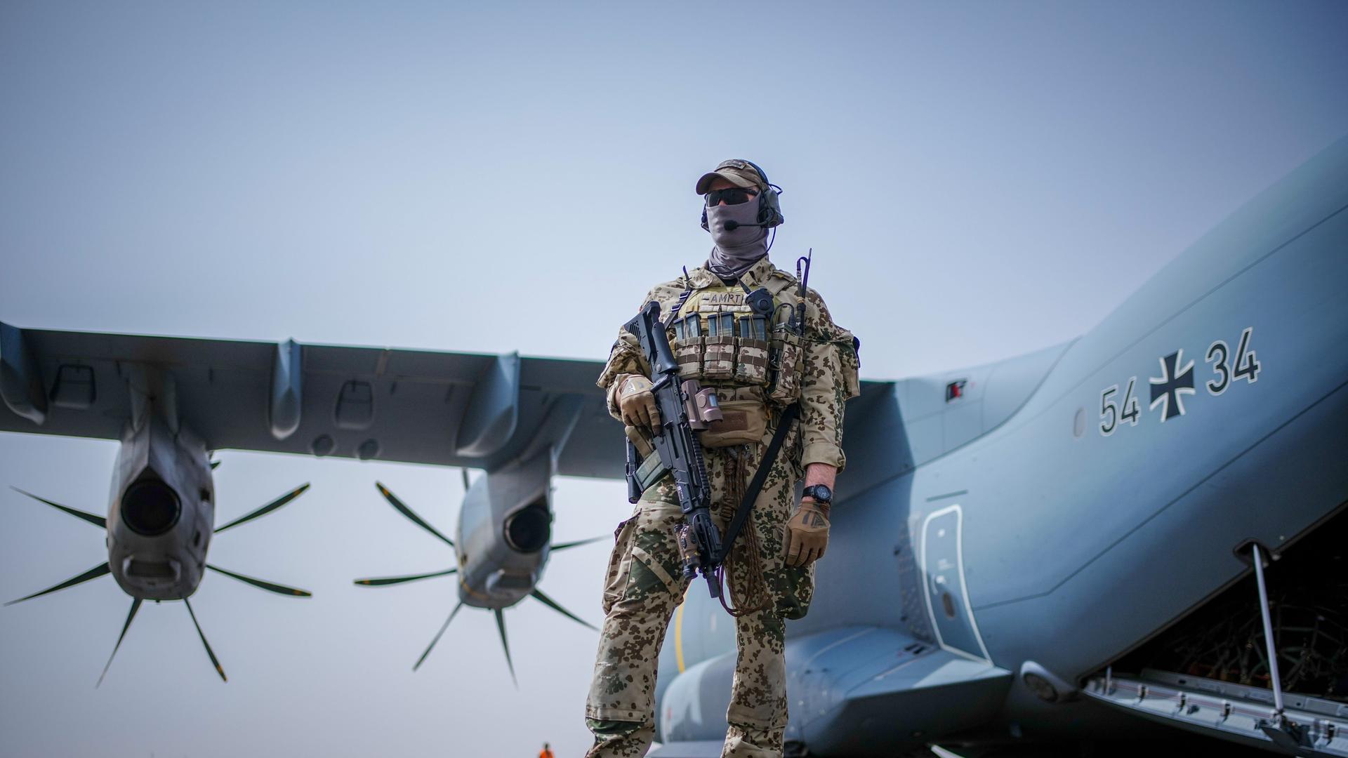 Bundeswehrsoldaten auf dem Flughafen der malischen Hauptstadt Bamako (Archivbild) Bundeswehrsoldaten auf dem Flughafen der malischen Hauptstadt Bamako (Archivbild)