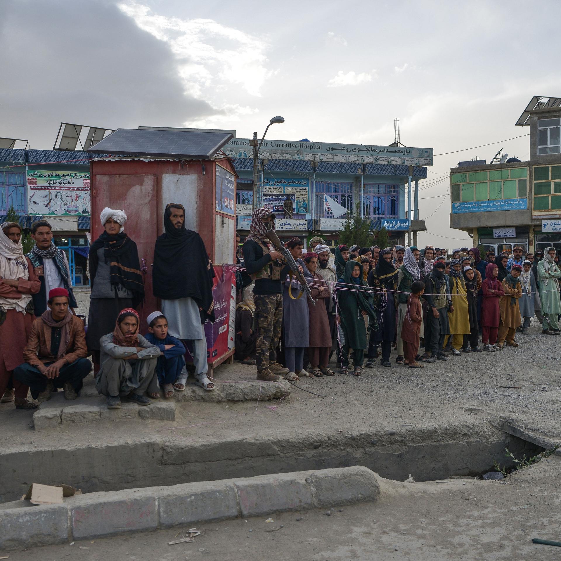 Menschen in der afghanischen Stadt Sharan stehen in einer Schlange vor einem Krankenhaus, um Blut für die Opfer des schweren Erdbebens zu spenden.