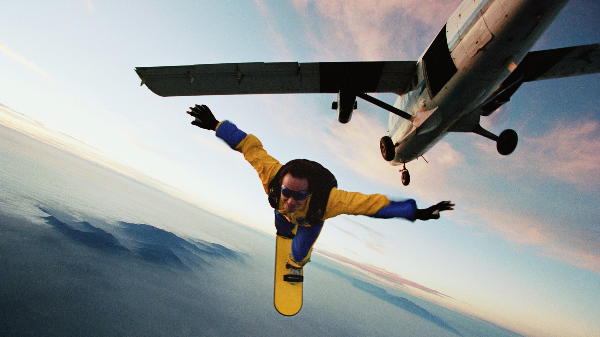 Ein Mann beim sog. Skyboarding über dem Lake Elsinore in Kalifornien. Darüber ein Privatflugzeug. Ein Mann beim sog. Skyboarding über dem Lake Elsinore in Kalifornien. Darüber ein Privatflugzeug.