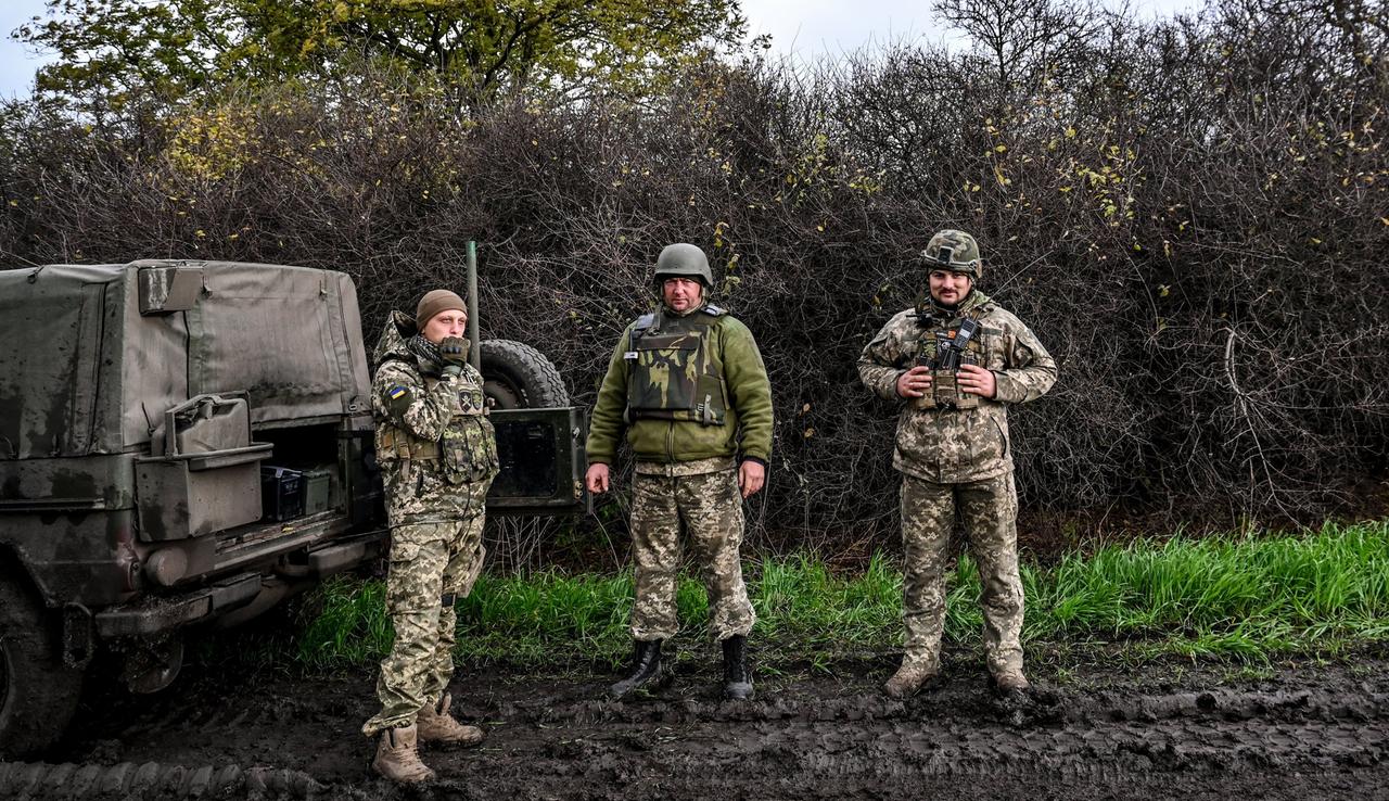 Ukraine, Saporischschja: Ukrainische Soldaten stehen neben einem Militärfahrzeug