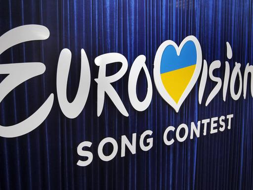 Der ukrainische Vorentscheid zum Eurovision Songcontest fand in einer U-Bahn-Station in Kiew statt. Das Foto zeigt das ESC-Logo im Jahr 2020.  Darauf zu sehen ist der Schriftzug des ESCmit einem Herz in den Nationalfarben der Ukraine. 