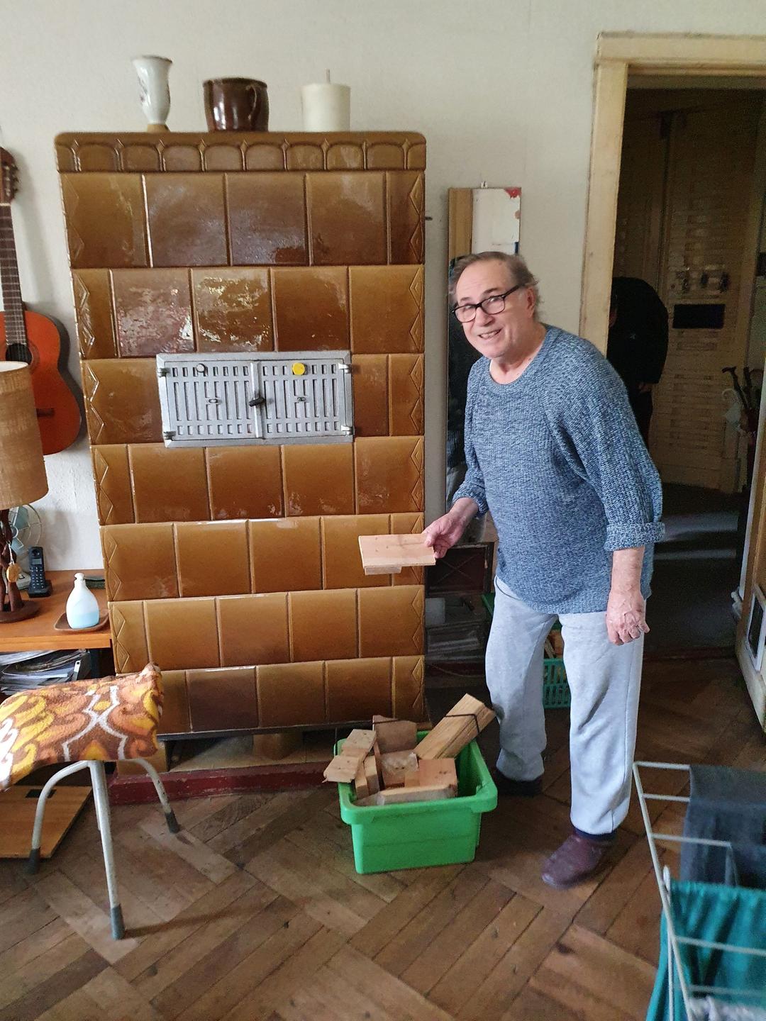 Guillermo Frei mit Palettenholz und Kachelofen Guillermo Frei mit Palettenholz und Kachelofen