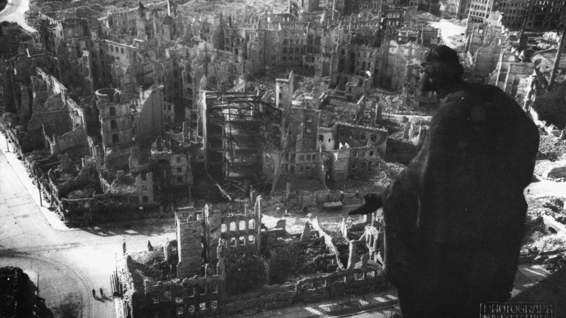 Eine Luftaufnahme zeigt die Ruinen Dresdens im Jahr 1945. Eine Luftaufnahme zeigt die Ruinen Dresdens im Jahr 1945.
