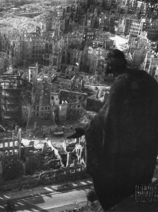 Eine Luftaufnahme zeigt die Ruinen Dresdens im Jahr 1945.