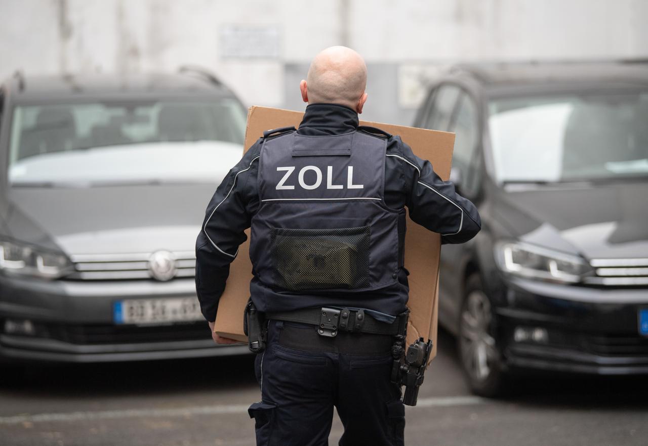 Zoll-Razzia gegen Schwarzarbeit: Kisten mit Beweismaterial tragen Beamte des Zoll bei einer Razzia aus einem Bürogebäude in Frankfurt. Zoll-Razzia gegen Schwarzarbeit: Kisten mit Beweismaterial tragen Beamte des Zoll bei einer Razzia aus einem Bürogebäude in Frankfurt.