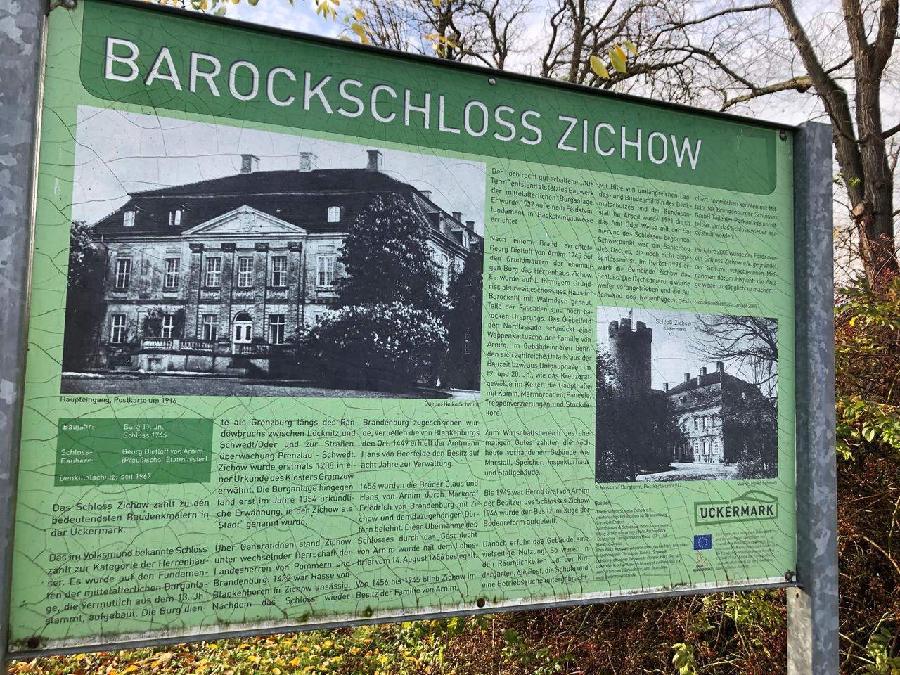 Die Infotafel zum Barockschloss Zichow gibt einen Überblick über die Geschichte des Gebäudes, jedoch keinen Hinweis auf das Außenlager des KZ Ravensbrück.