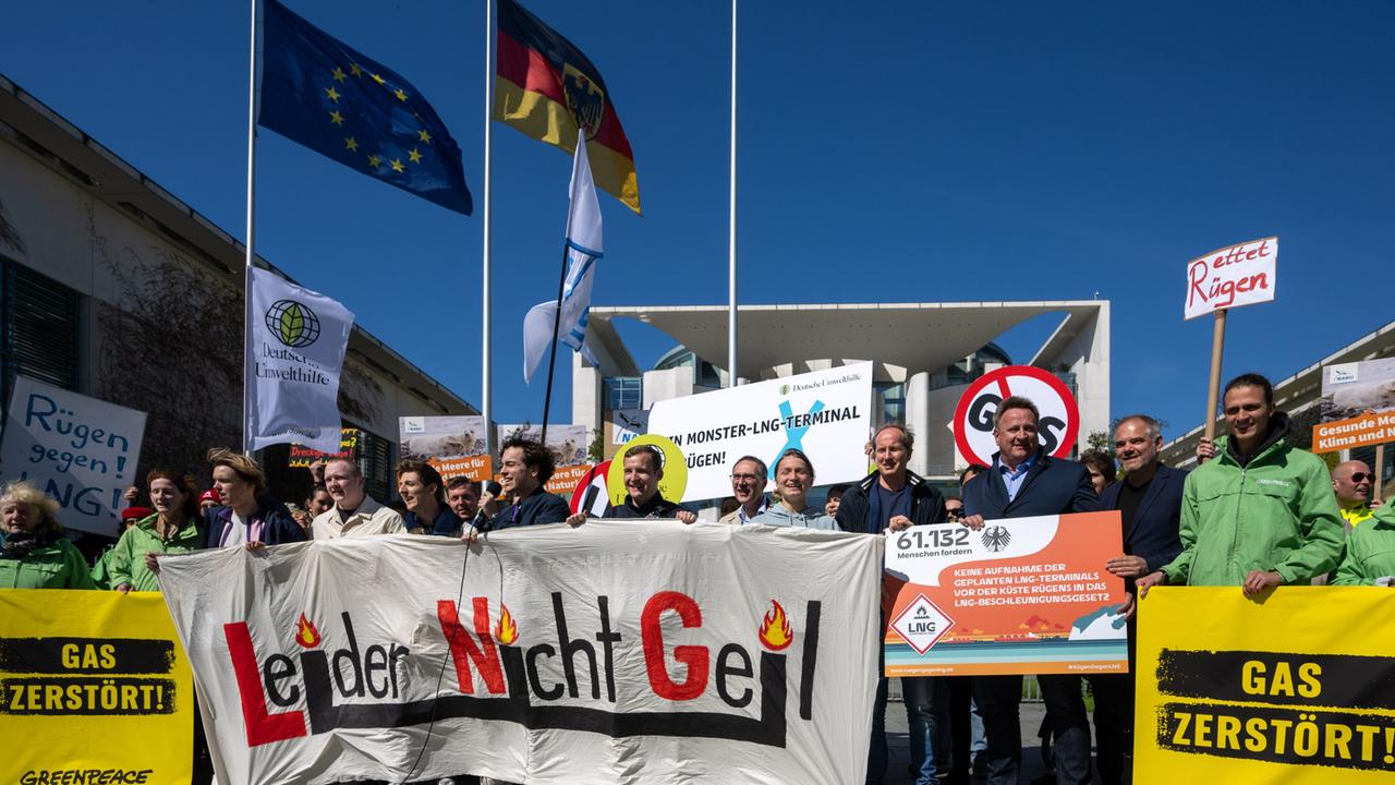 Berlin - Demonstrationen gegen LNG-Terminal vor Rügen - Petition ...