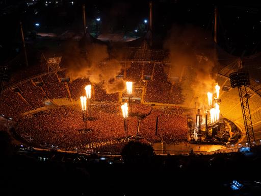 Tausende Zuschauer verfolgen das Konzert der Band Rammstein im Olympiastadion.