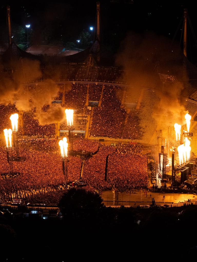 Tausende Zuschauer verfolgen das Konzert der Band Rammstein im Olympiastadion.