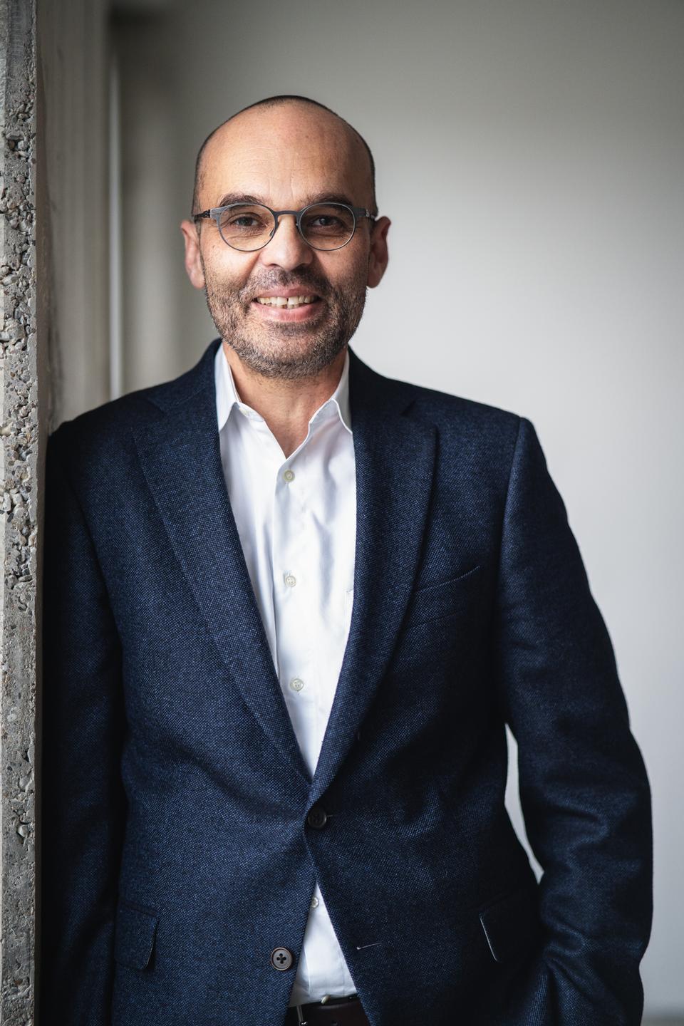 Porträtaufnahme des Philosophen Christian Bermes. Porträtaufnahme des Philosophen Christian Bermes.