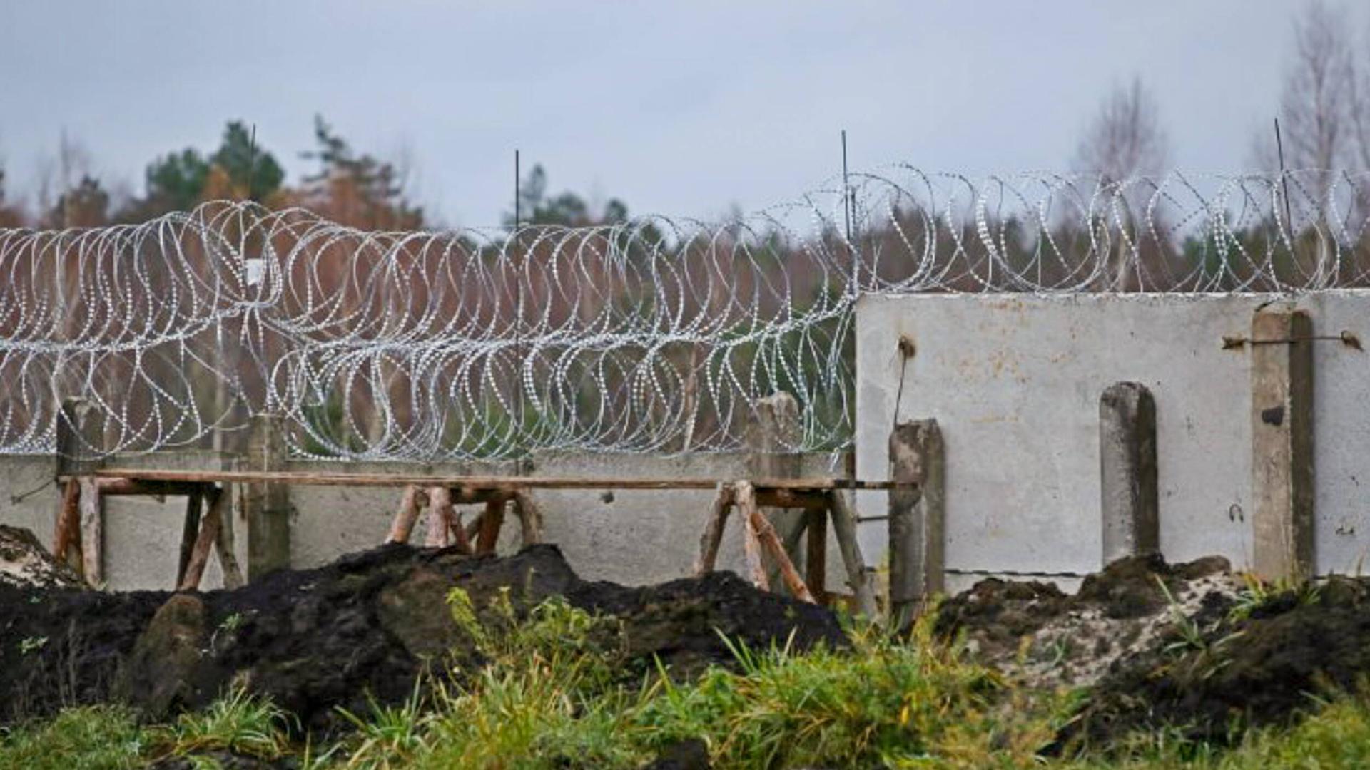 Stacheldraht auf ukrainischem Territorium an der Grenze zu Belarus