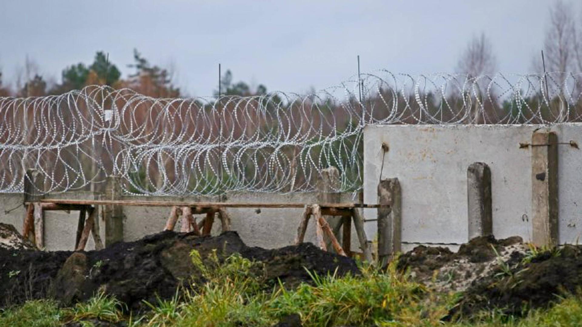 Stacheldraht auf ukrainischem Territorium an der Grenze zu Belarus Stacheldraht auf ukrainischem Territorium an der Grenze zu Belarus