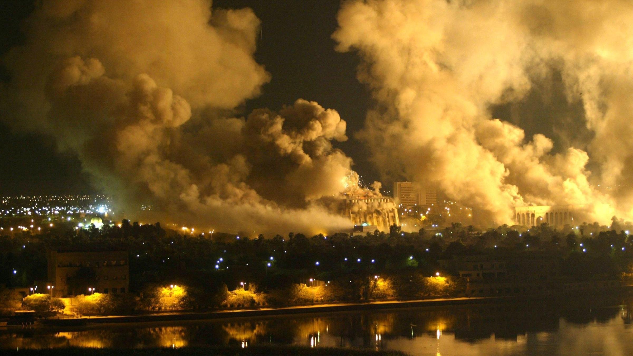 Rauchschwaden steigen von einem Präsidentenpalast in Bagdad nach Luftangriffen auf (Archivfoto vom 21.03.2003). (zu dpa-Chronologie Aufstieg und Fall des Diktators Saddam Hussein vom 30.12.2006) +++(c) dpa - +++