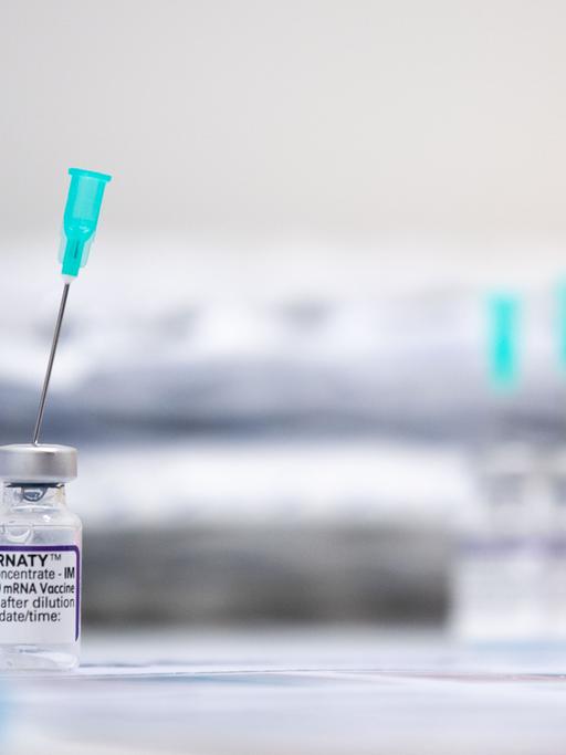 Eine Impfampulle mit Biontech-Impfstoff steht für eine Impfung bereit.
