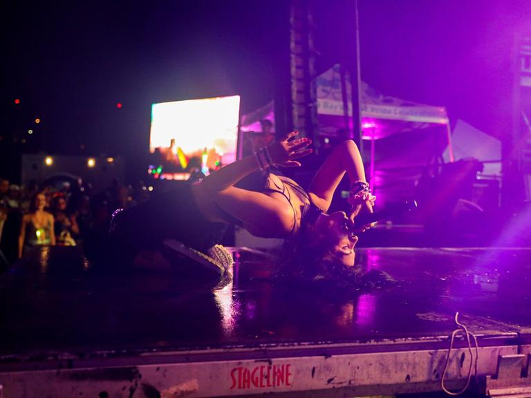 Sängerin Nadeschda Tolokonnikowa von "Pussy Riot" auf der Bühne bei einem Auftritt in Florida.