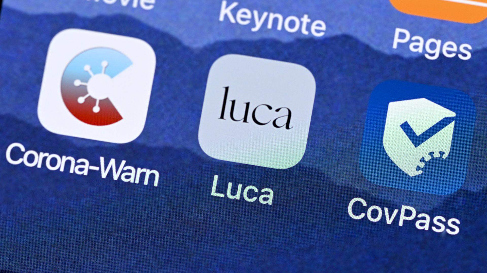 Auf einem Smartphone sind die Corona-Warn-App, die Luca-App und die CovPass-App zu sehen Auf einem Smartphone sind die Corona-Warn-App, die Luca-App und die CovPass-App zu sehen