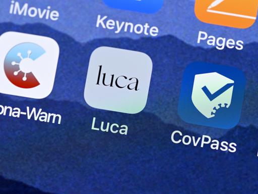 Auf einem Smartphone sind die Corona-Warn-App, die Luca-App und die CovPass-App zu sehen
