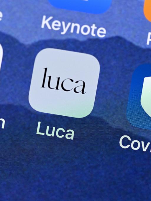 Auf einem Smartphone sind die Corona-Warn-App, die Luca-App und die CovPass-App zu sehen