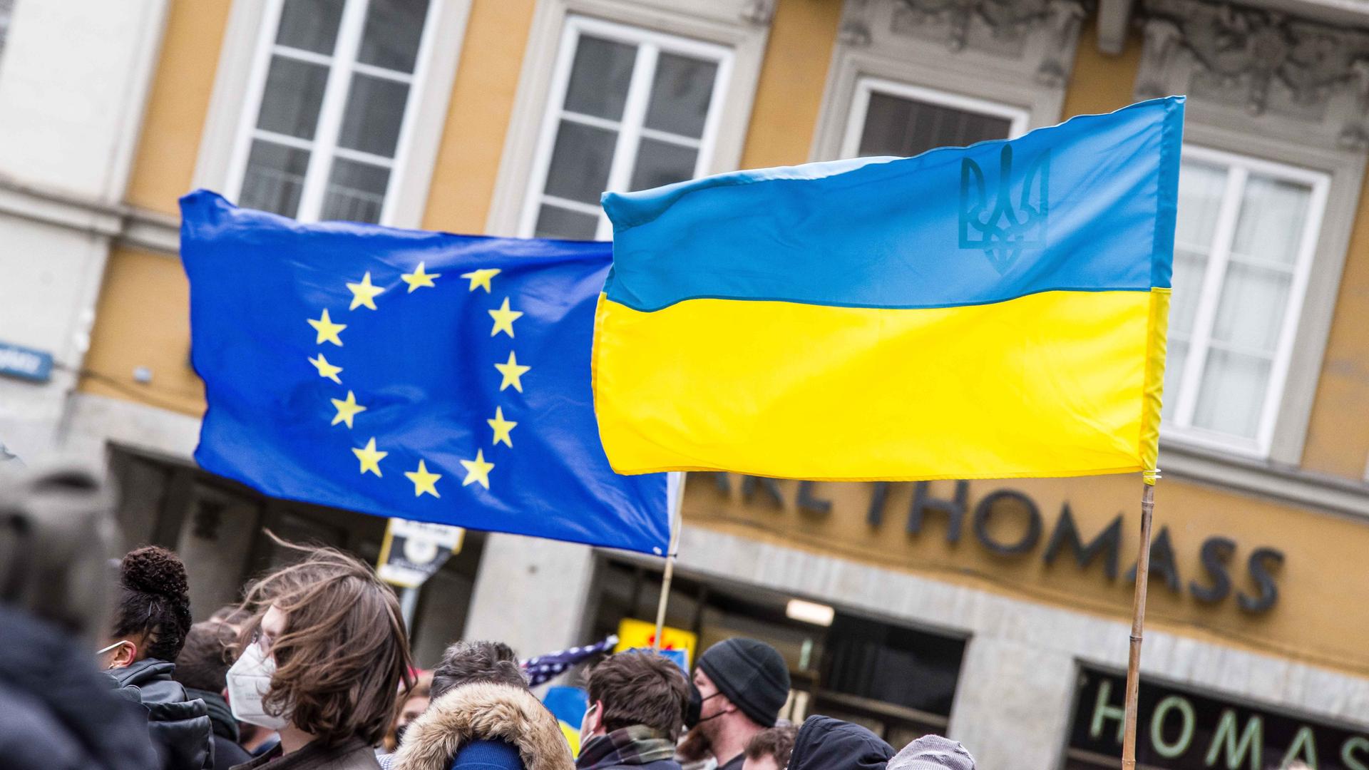 Auf einer Demonstration sind die europäische und die ukrainische Flagge zu sehen. Auf einer Demonstration sind die europäische und die ukrainische Flagge zu sehen.