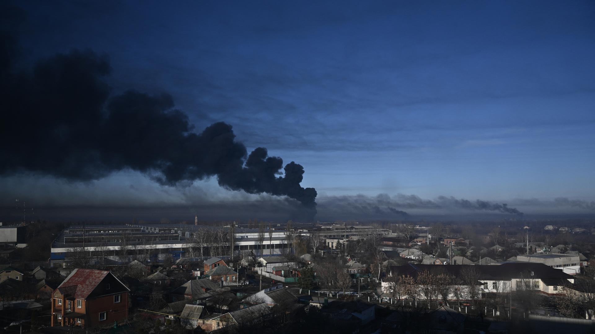 Eine dunkelgraue Rauchsäule steigt über einem Militärflughafen nahe Charkiw auf.