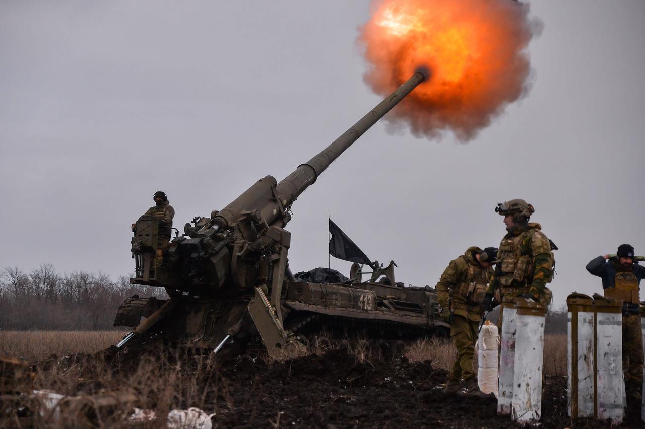 Urainische Artillerie-Teams feuern auf russische Stellungen in Bachmut. Urainische Artillerie-Teams feuern auf russische Stellungen in Bachmut.