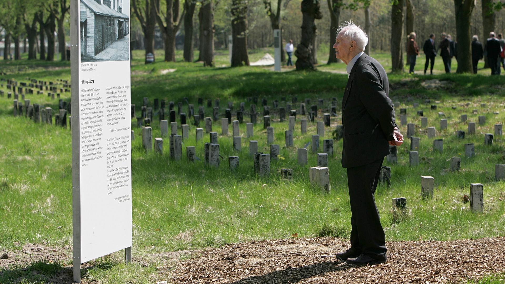Im Jahr 2006 steht der damals 92-jährige Hans Lauter, ehemaliger Häftling im Konzentrations- und Strafgefangenenlager in Esterwegen, vor einer der Gedenktafeln auf dem früheren Lagergelände; auf der Tafel steht ein Infotext zum Thema Verpflegung der Insassen. Im Jahr 2006 steht der damals 92-jährige Hans Lauter, ehemaliger Häftling im Konzentrations- und Strafgefangenenlager in Esterwegen, vor einer der Gedenktafeln auf dem früheren Lagergelände; auf der Tafel steht ein Infotext zum Thema Verpflegung der Insassen.