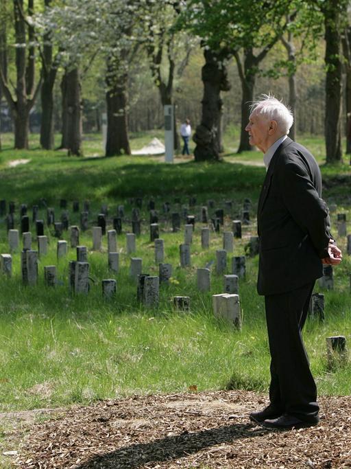 Im Jahr 2006 steht der damals 92-jährige Hans Lauter, ehemaliger Häftling im Konzentrations- und Strafgefangenenlager in Esterwegen, vor einer der Gedenktafeln auf dem früheren Lagergelände; auf der Tafel steht ein Infotext zum Thema Verpflegung der Insassen.