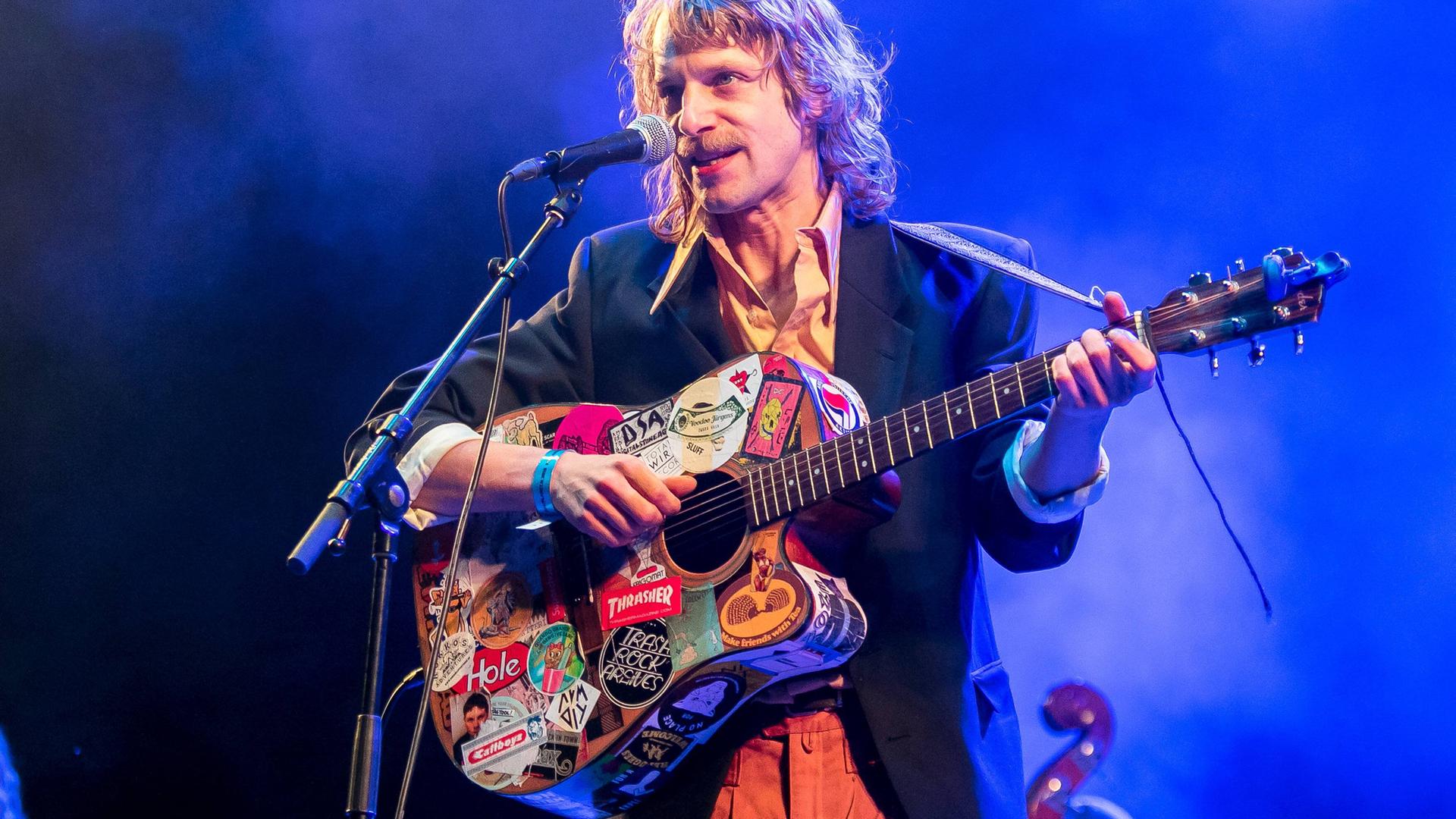 Der Liedermacher Voodoo Jürgens mit Guitarre auf der Bühne beim Donauinselfestival in Wien 2018. Der Liedermacher Voodoo Jürgens mit Guitarre auf der Bühne beim Donauinselfestival in Wien 2018.