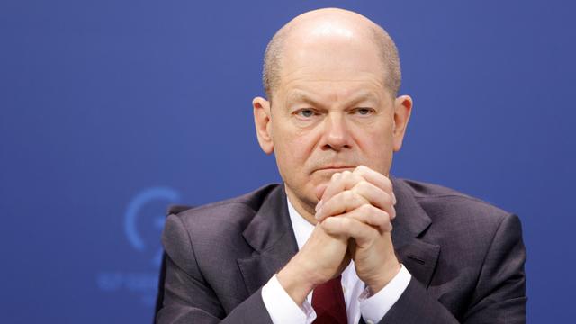 Bundeskanzler Olaf Scholz (SPD) guckt ernst und faltet dabei die Hände