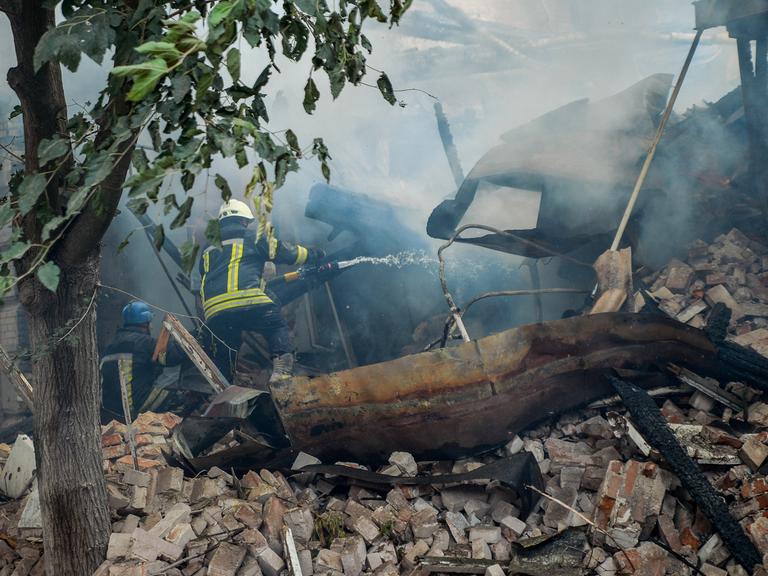 Durch russischen Beschuss sind in Slowjansk in der Region Donbass wieder Gebäude zerstört worden.