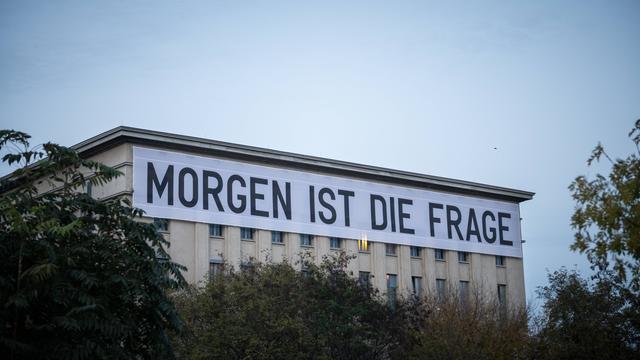 Der Schriftzug Morgen ist die Frage des Künstlers Rirkrit Tiravanija hängt an der Fassade des Techno Clubs Berghain in Berlin Friedrichshain.