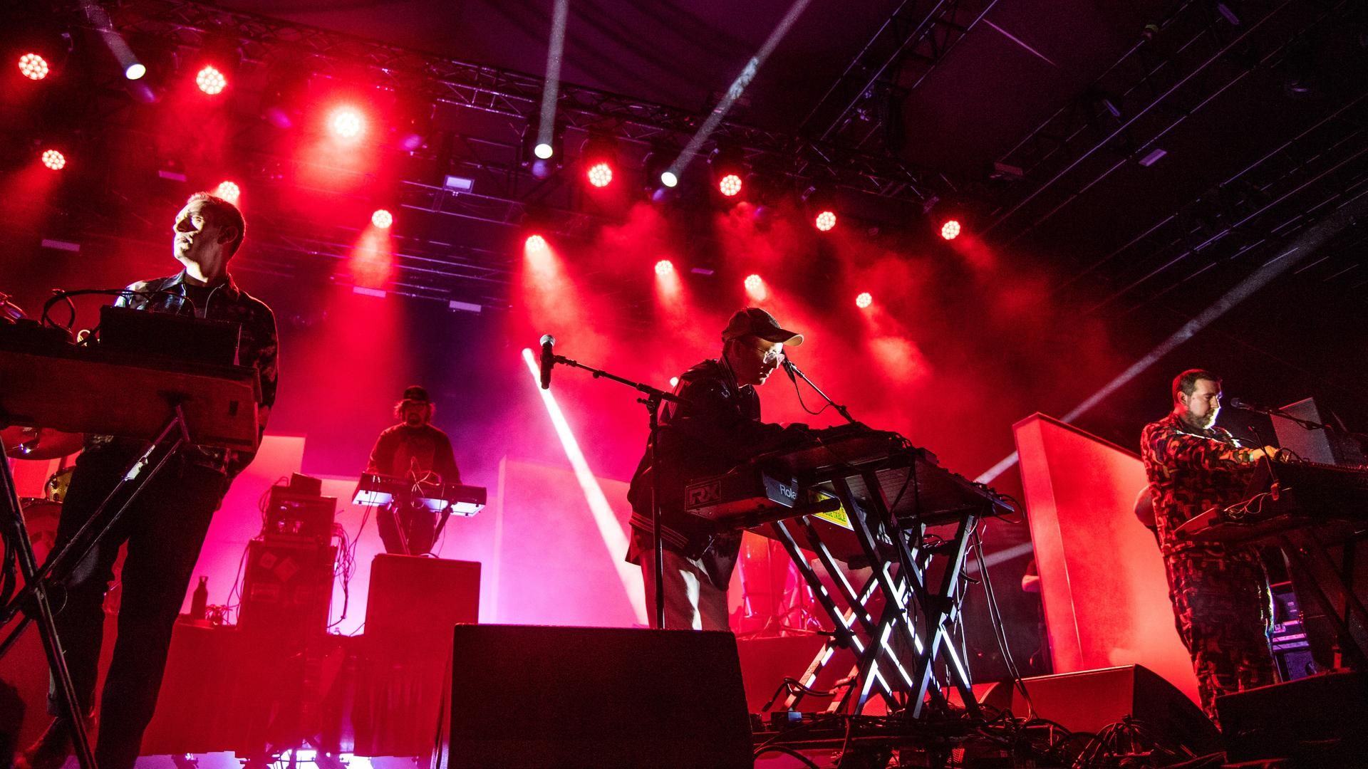 Owen Clarke (l.), Alexis Taylor und Joe Goddard von Hot Chip auf der Bühne beim Coachella-Festival Owen Clarke (l.), Alexis Taylor und Joe Goddard von Hot Chip auf der Bühne beim Coachella-Festival