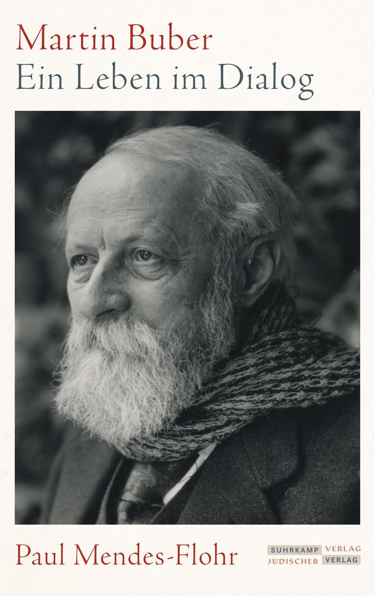 Das Cover des Sachbuchs von Paul Mendes-Flohr, "Martin Buber. Ein Leben im Dialog". Es zeigt einen alten Mann mit schütterem, längerem, weißem Haar und einem kräftigen Vollbart im Halbprofil. Er trägt Sakko, darunter eine Weste und hat ein Tuch um den Hals geschlungen. Das Buch ist auf der Sachbuchbestenliste von Deutschlandfunk Kultur, ZDF und "Zeit". Das Cover des Sachbuchs von Paul Mendes-Flohr, "Martin Buber. Ein Leben im Dialog". Es zeigt einen alten Mann mit schütterem, längerem, weißem Haar und einem kräftigen Vollbart im Halbprofil. Er trägt Sakko, darunter eine Weste und hat ein Tuch um den Hals geschlungen. Das Buch ist auf der Sachbuchbestenliste von Deutschlandfunk Kultur, ZDF und "Zeit".
