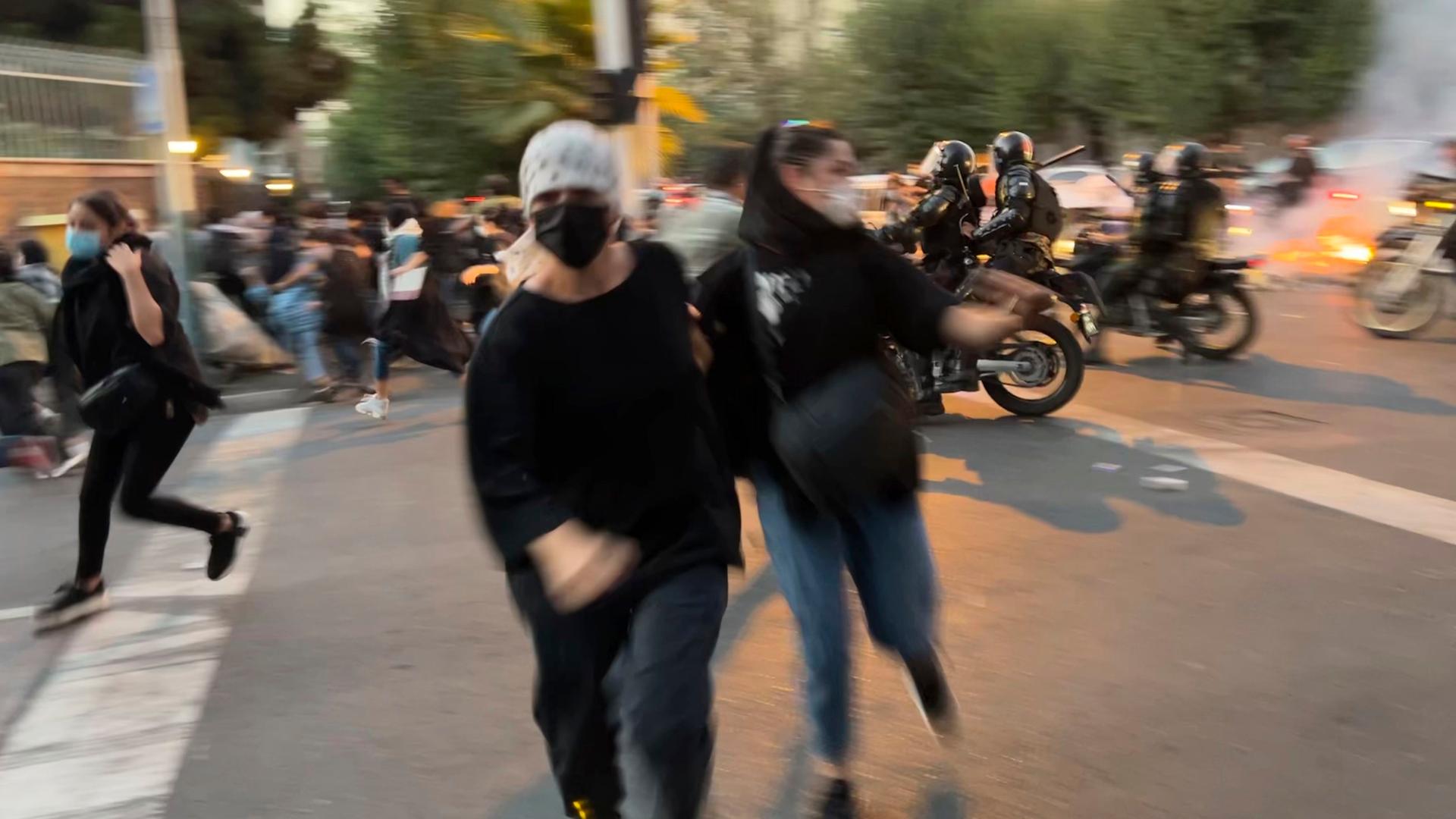 Islamistisches Regime - Fachleute halten angekündigte Auflösung der Sittenpolizei im Iran für Ablenkungsmanöver