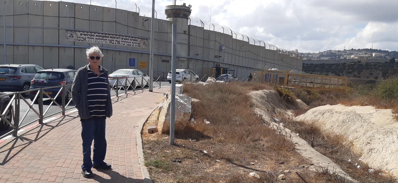 Dan Waldman zwischen Bethlehem und Jerusalem, im Hintergrund ist die Mauer zu sehen, die Bethlehem von Israel trennt. Dan Waldman zwischen Bethlehem und Jerusalem, im Hintergrund ist die Mauer zu sehen, die Bethlehem von Israel trennt.