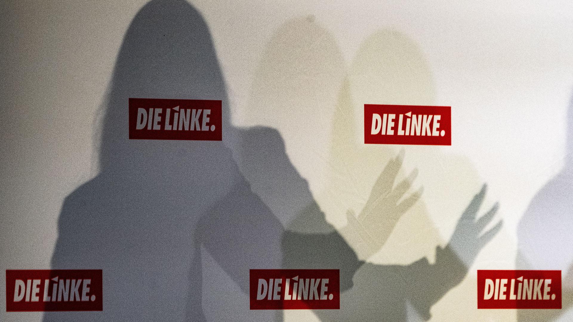 Linke Bundespräsidentin Janine Wissler spricht vor Delegierten auf dem Parteitag in Niedersachsen.  Sein Schatten fällt auf den Hintergrund einer Bühne. 