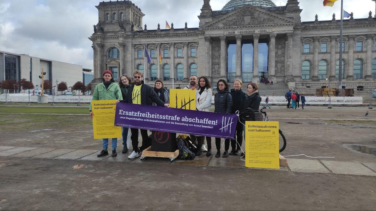 Protestierende vor dem Bundestag mit der Forderung "Ersaztfreiheitsstrafe abschaffen!" Protestierende vor dem Bundestag mit der Forderung "Ersaztfreiheitsstrafe abschaffen!"