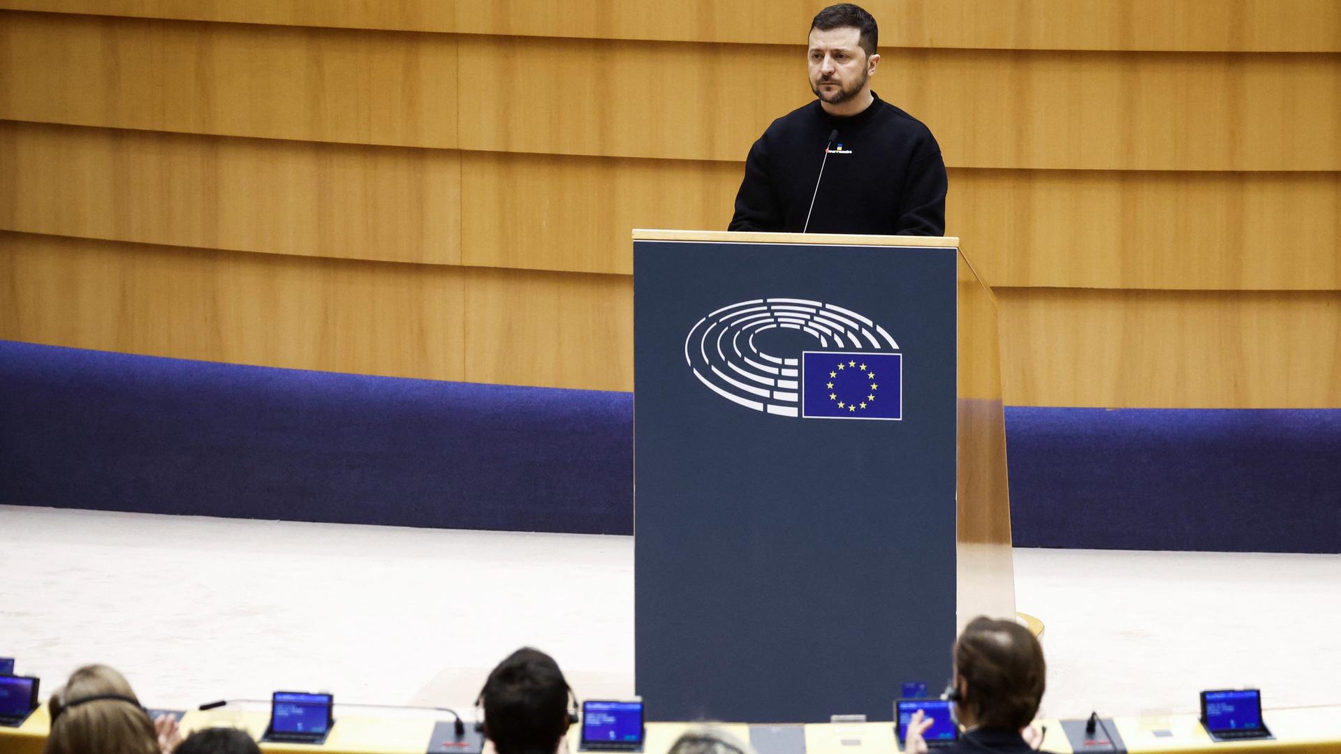 Der ukrainische Präsident Selensky steht an einem Rednerpult im Europäischen Parlament. Der ukrainische Präsident Selensky steht an einem Rednerpult im Europäischen Parlament.