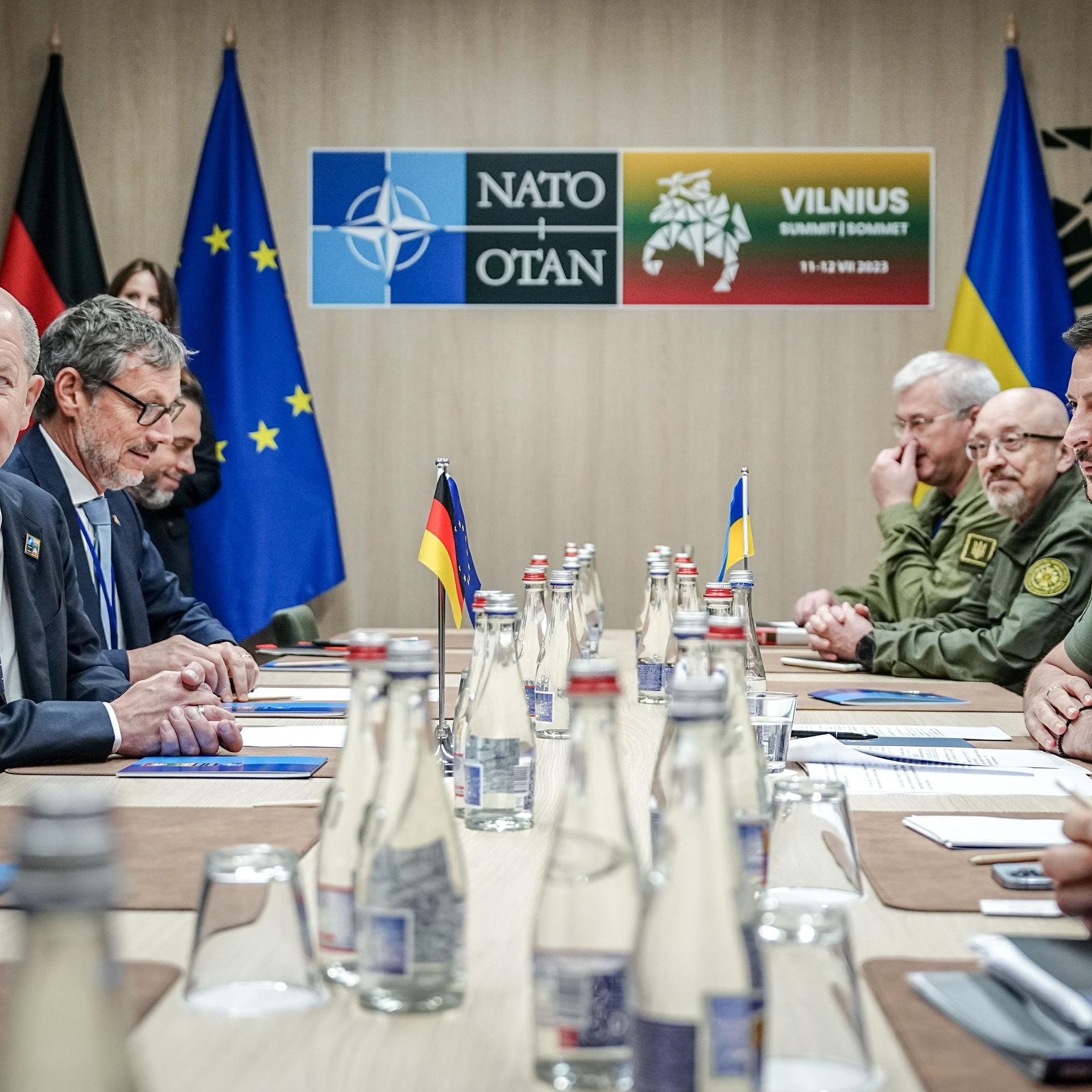 Litauen, Vilnius: Bundeskanzler Olaf Scholz (SPD) und Wolodymyr Selenskyj, Präsident der Ukraine, treffen sich am Rande des NATO-Gipfels zu bilateralen Gesprächen. 