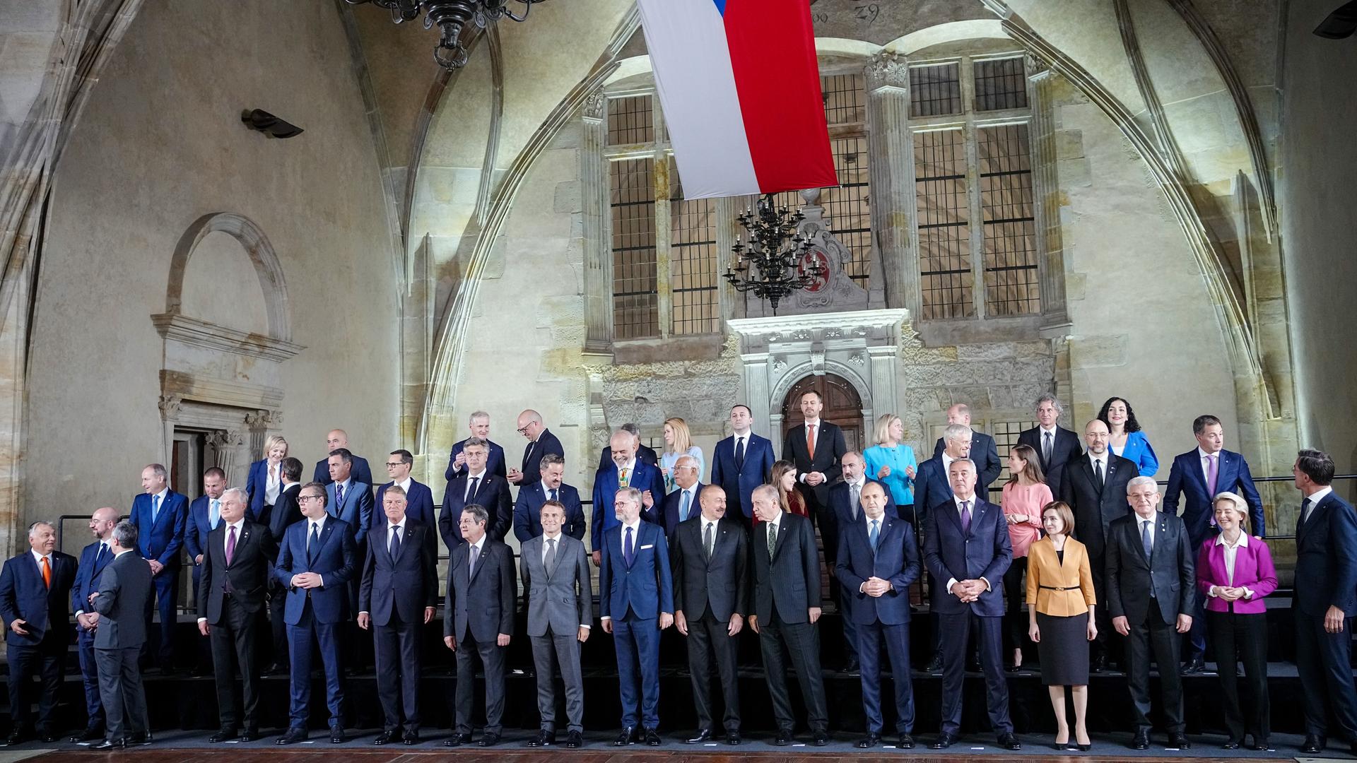 Staats- und Regierungschefs aus 44 Staaten stehen beim ersten Treffen der neuen europäischen politischen Gemeinschaft für ein gemeinsames Foto zusammen.Ziel der neuen europäischen politischen Gemeinschaft ist es, einen engeren Austausch der EU-Länder mit Partnern außerhalb der EU zu ermöglichen. Staats- und Regierungschefs aus 44 Staaten stehen beim ersten Treffen der neuen europäischen politischen Gemeinschaft für ein gemeinsames Foto zusammen.Ziel der neuen europäischen politischen Gemeinschaft ist es, einen engeren Austausch der EU-Länder mit Partnern außerhalb der EU zu ermöglichen.