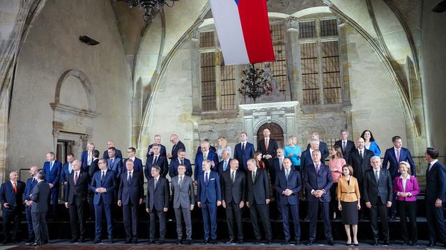 Staats- und Regierungschefs aus 44 Staaten stehen beim ersten Treffen der neuen europäischen politischen Gemeinschaft für ein gemeinsames Foto zusammen.Ziel der neuen europäischen politischen Gemeinschaft ist es, einen engeren Austausch der EU-Länder mit Partnern außerhalb der EU zu ermöglichen.