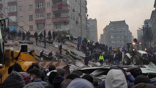Das Foto zeigt Räumungsarbeiten und die Suche nach Verschütteten in den Trümmern nach einem Erdbeben in der Türkei. 