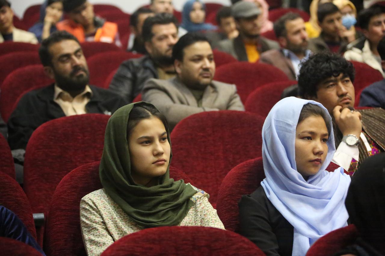 Mädchen sitzen in einem Kinosaal in Kabul. März 2022. Mädchen sitzen in einem Kinosaal in Kabul. März 2022.